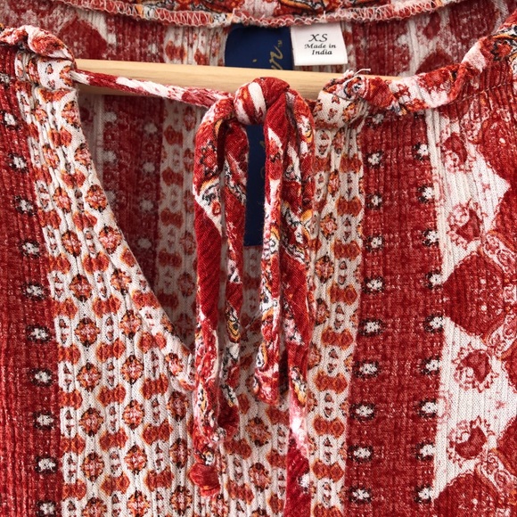 Francesca’s Burnt Orange and White Pattern Blouse - Picture 2 of 3